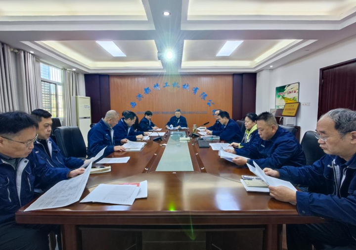 Ông chủ thảo luận về kế hoạch sản phẩm với bộ phận kỹ thuật