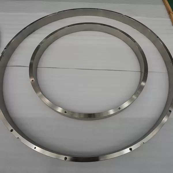Từ sức mạnh đến tuổi thọ: Lợi ích của các bộ phận rèn vòng thép không gỉ